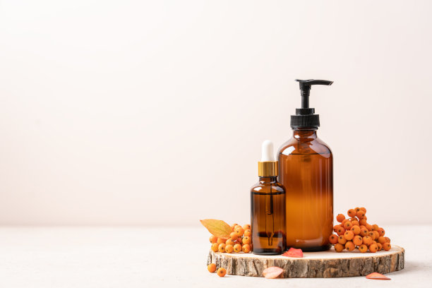 套美容化妆品的讲台上锯切树与秋叶和罗文浆果图片下载