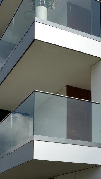 带阳台的现代住宅图片下载