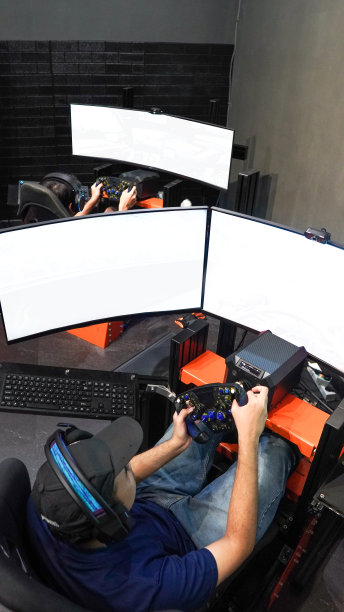 玩在线赛车的职业玩家图片下载