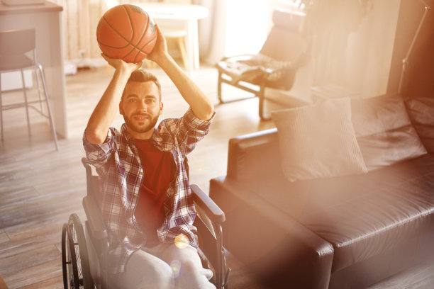 坐在轮椅上打篮球的年轻人图片下载
