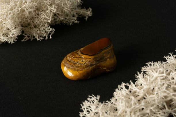 来自南非共和国RSA的虎眼石。黑色背景的天然矿物石。矿物学，地质学，石头魔法，半宝石，矿物样本。特写宏观照片。图片下载