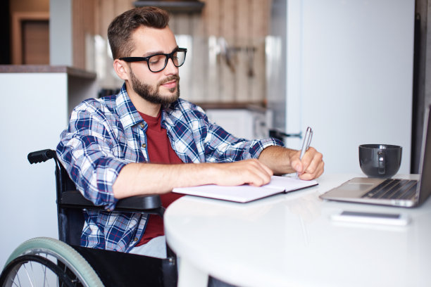 残疾青年在网上课堂上写作图片下载