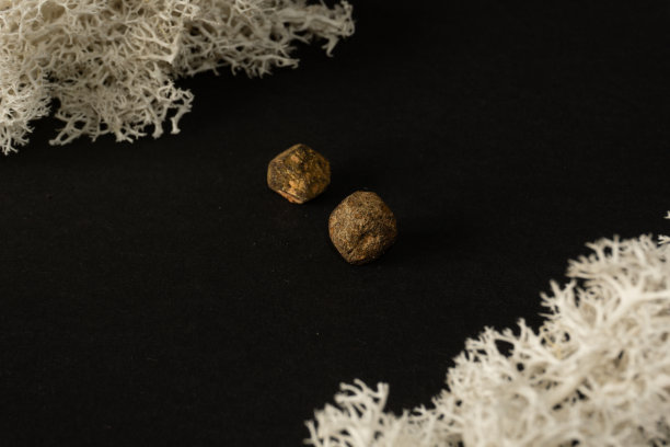 马达加斯加或巴基斯坦石榴石天然未抛光矿物在黑色背景。矿物学，地质学，石头魔法，半宝石和矿物样品。特写宏观照片。图片下载