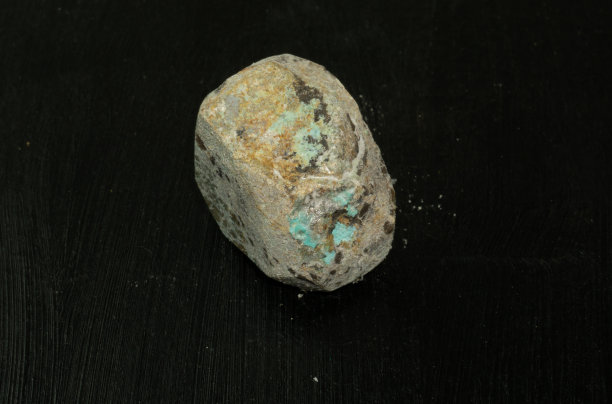 锂云母从马达加斯加。黑色背景的天然矿物石。矿物学，地质学，石头魔法，半宝石和矿物样品。特写宏观照片。图片下载