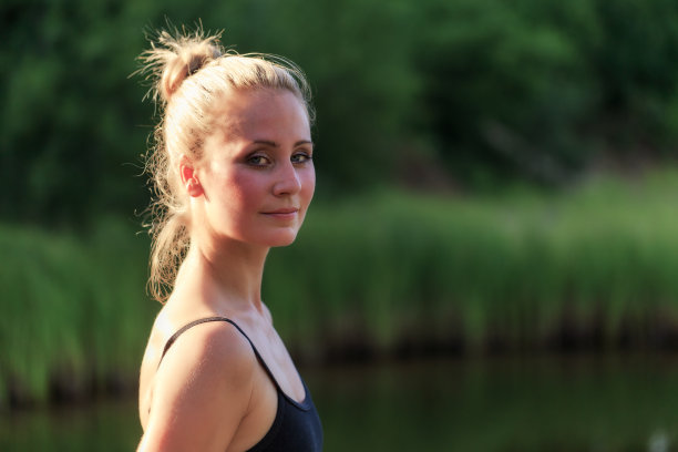 一幅舞蹈演员的肖像图片下载