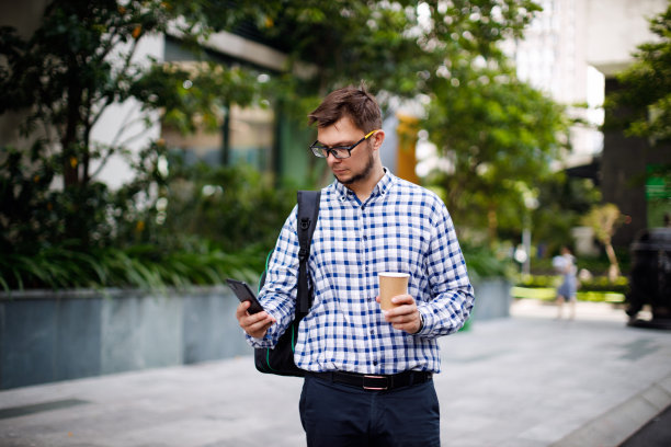 喝咖啡休息的英俊商人图片下载