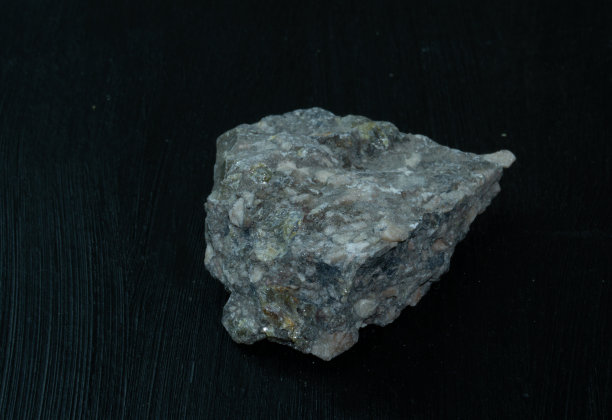 从摩洛哥钒铅矿。黑色背景的天然矿物石。矿物学，地质学，石头魔法，半宝石和矿物样品。特写宏观照片。图片下载