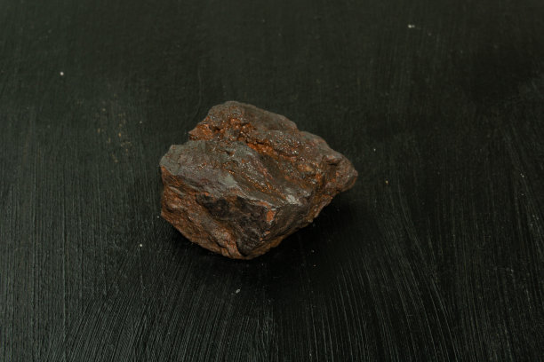 针铁矿从摩洛哥。黑色背景的天然矿物石。矿物学，地质学，石头魔法，半宝石和矿物样品。特写宏观照片。图片下载