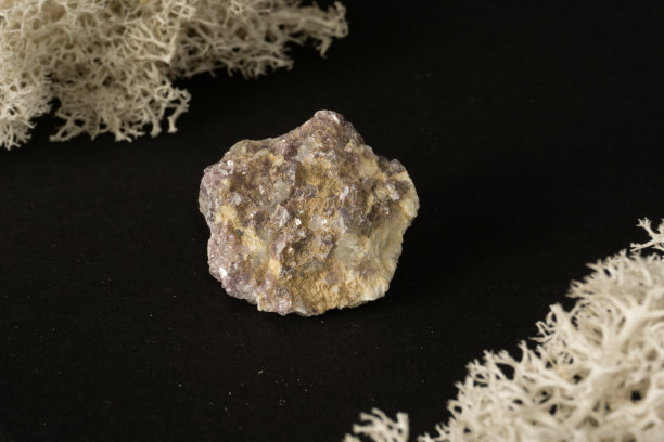 硅孔雀石来自秘鲁。黑色背景的天然矿物石。矿物学，地质学，石头魔法，半宝石和矿物样品。特写宏观照片。图片下载