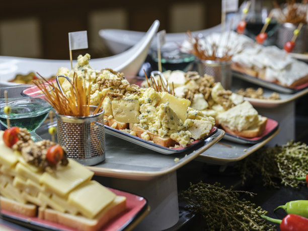 酒店的自助餐里有新鲜可口的奶酪图片下载