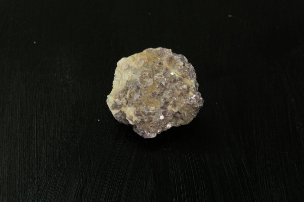 硅孔雀石来自秘鲁。黑色背景的天然矿物石。矿物学，地质学，石头魔法，半宝石和矿物样品。特写宏观照片。图片下载