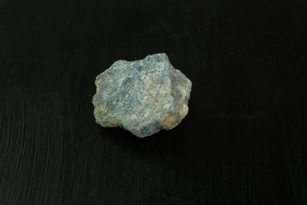 从马达加斯加磷灰石。黑色背景的天然矿物石。矿物学，地质学，石头魔法，半宝石和矿物样品。特写宏观照片。图片下载