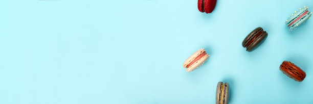 蓝色背景上的六个五颜六色的马卡龙图片下载