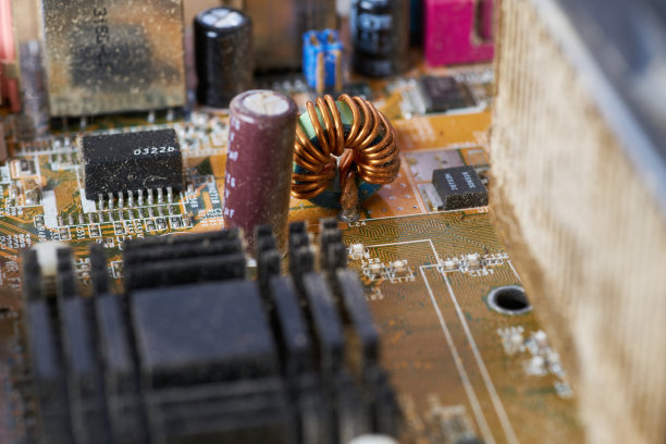 旧主板上布满灰尘和污垢。特写镜头。图片下载