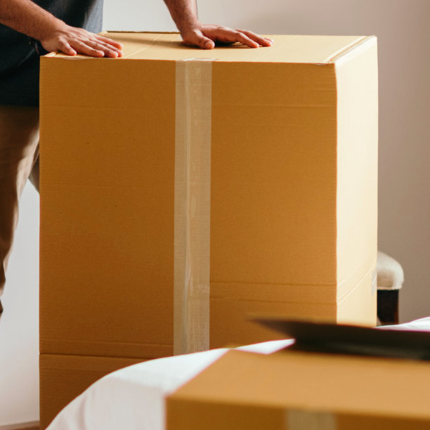 面目全非的白人男学生把东西从家里搬到学院或大学图片下载