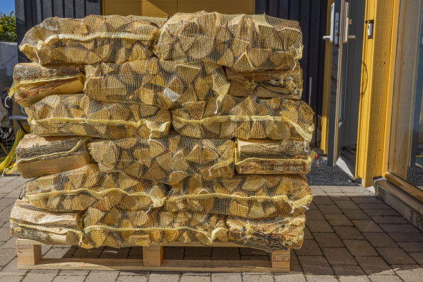 在运输托盘上的运输网中的桦木柴火的近景。瑞典。图片下载