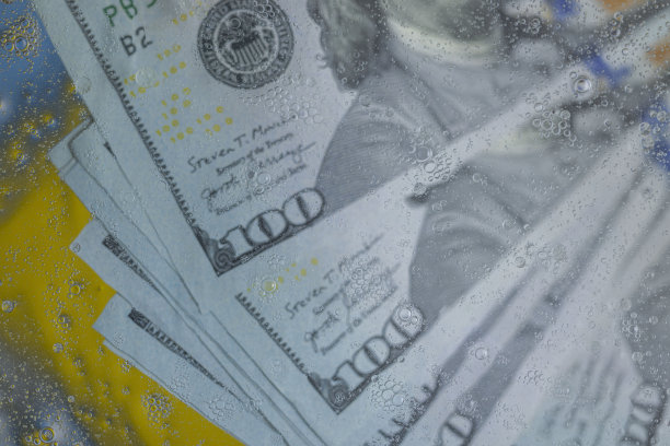 抽象纹理的百元钞票和手铐水下。图片下载