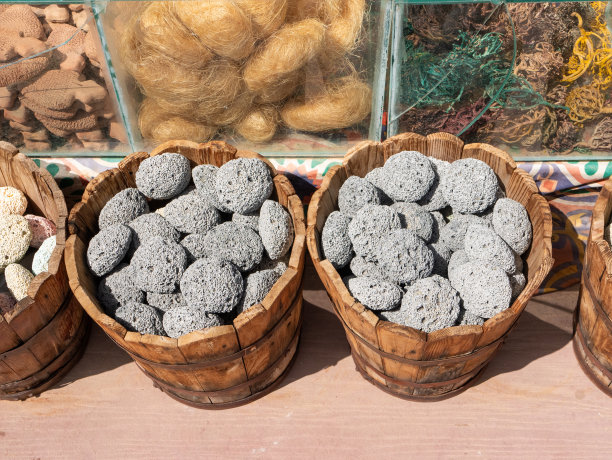 木篮中的天然灰色浮石图片下载