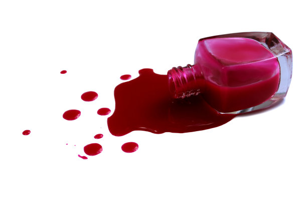 酒红色的指甲油洒在白色的背景上。图片下载