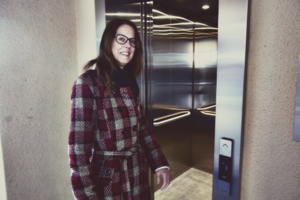 电梯里的女人图片下载