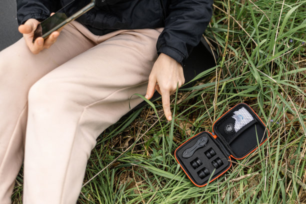 照相用的手机镜头。女士带着带镜头的手机相机。图片下载