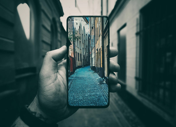 城市里裁剪的手持手机图片下载