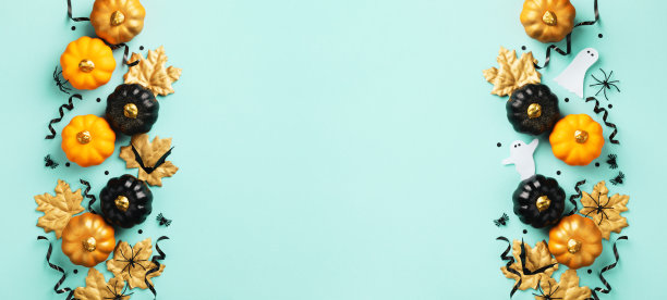 万圣节节日背景与派对装饰的南瓜，蝙蝠，蜘蛛，幽灵在蓝色顶视图。万圣节快乐贺卡平铺。横幅的格式。图片下载