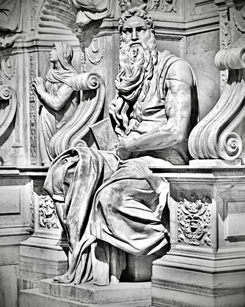 Moses - A marble sculpture by Renaissance artist Michelangelo Buonarotti, commissioned by Pope Julius II for his tomb, is located in St. Peter's Basilica in Viccoli, Rome, Italy. (Black and white)图片下载