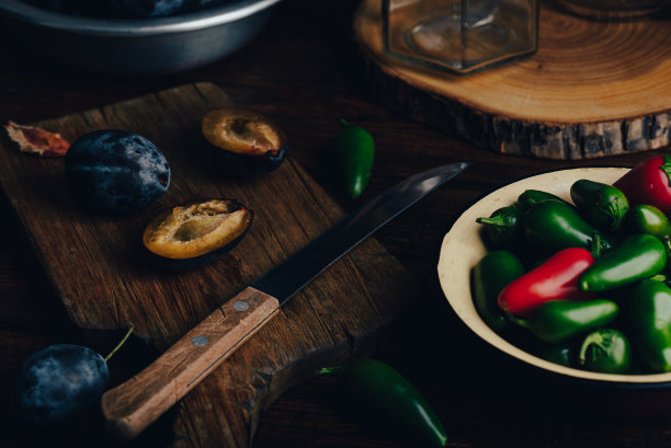 做辣酱用的李子和墨西哥胡椒图片下载