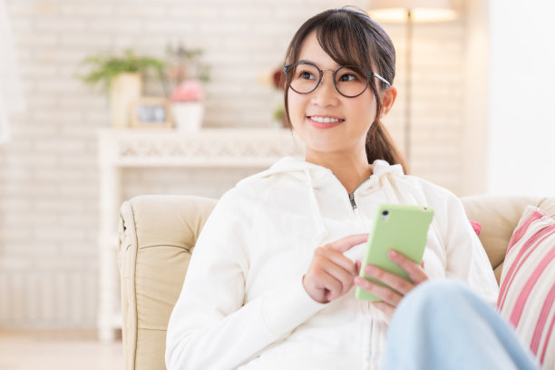 迷人的亚洲女性正在使用智能手机图片下载