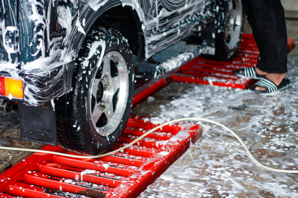 自助式洗车机上的清洗过程图片下载