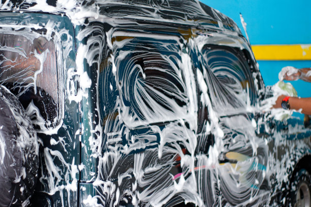 自助式洗车机上的清洗过程图片下载