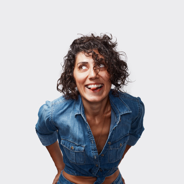 吐舌头大笑的快乐年轻女子图片下载