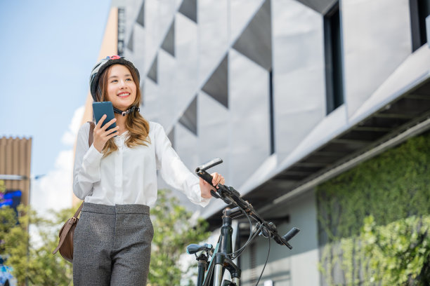 亚洲美丽的年轻女子在去办公室工作时使用智能手机与业务交谈图片下载