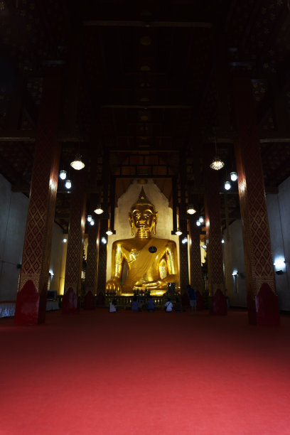 佛陀坐在黄色灯光的背景下-菩提日，卫塞节旗帜，泰国文化。康康寺图片下载