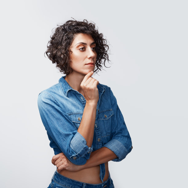 自信美丽女子牛仔衬衫卷发白色背景证件照图片下载