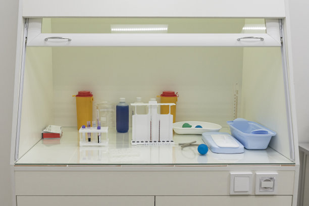 在医学实验室中，有各种分析和试验用的工具和仪器的桌子。图片下载