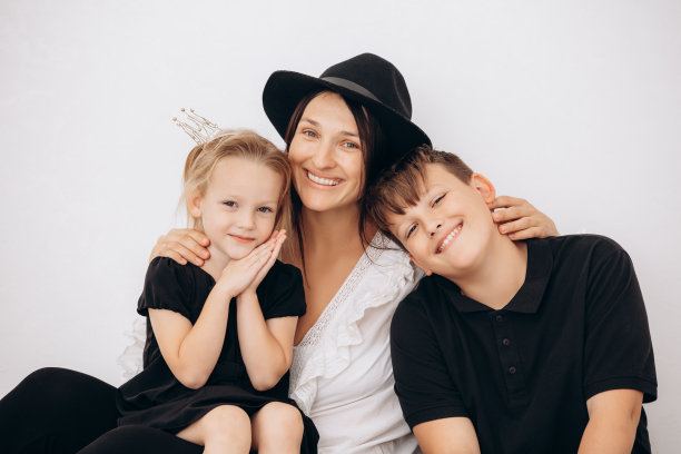 家庭母亲，女儿和儿子在一起美丽和幸福，白色背景的肖像图片下载