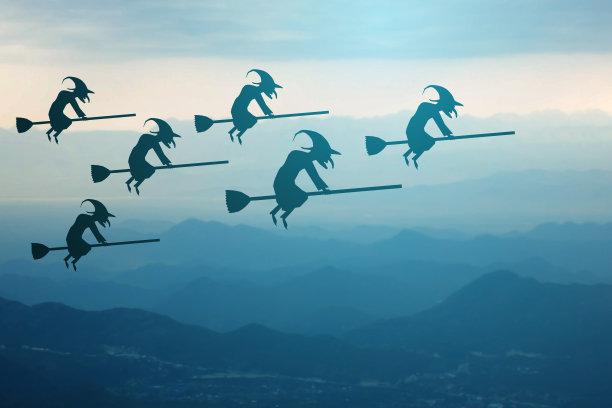 万圣节的女巫聚会，女巫的剪影飞在扫帚上的午夜聚会上的所有圣徒图片下载