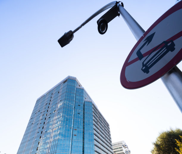 高层建筑和监控摄像头图片下载