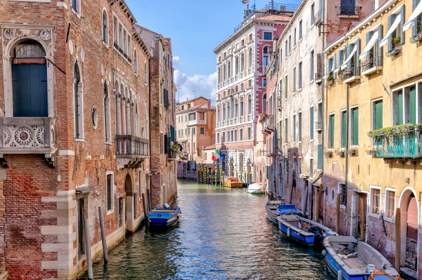 意大利威尼斯运河沿线的建筑外观图片下载