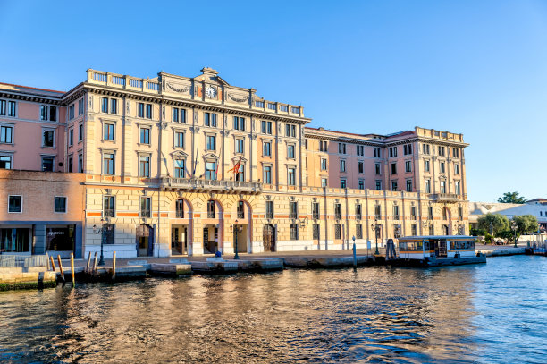意大利威尼斯运河沿线的建筑外观图片下载