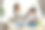 亚洲母亲帮助女儿背着书包准备上学。图片下载