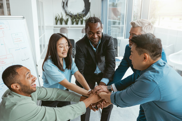 俯视图:多民族同事双手叠放在一起作为公司团结的概念图片下载