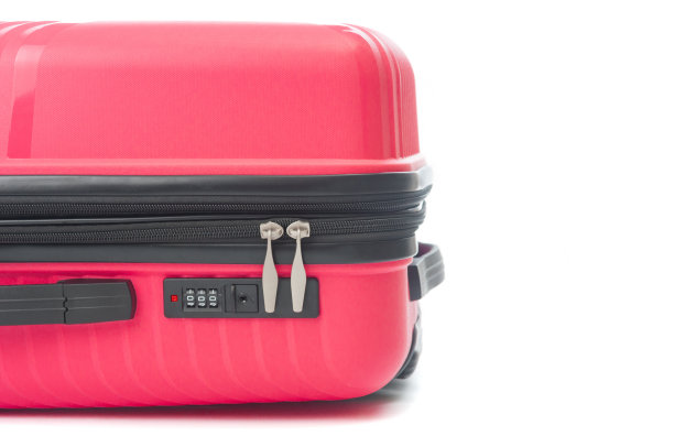 红色旅行袋与密码锁关闭在白色背景图片下载