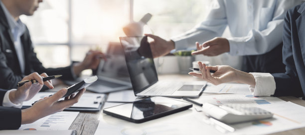 一群不同的人开商务会议，分析图表和商业策略。图片下载