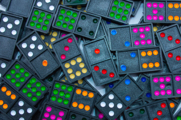 色彩鲜艳的多米诺骨牌。图片下载