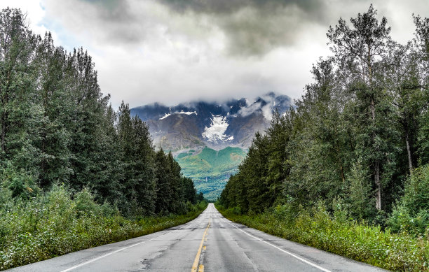 沃辛顿冰川高速公路在Chugach山脉，阿拉斯加，美国图片下载