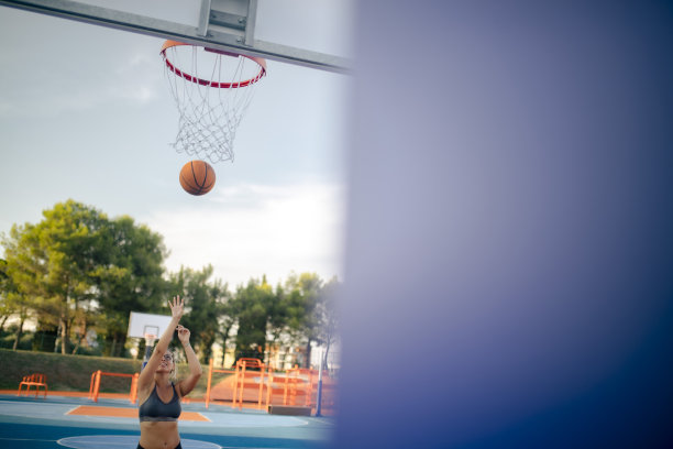 体育女运动员在篮球场上度过了一天图片下载