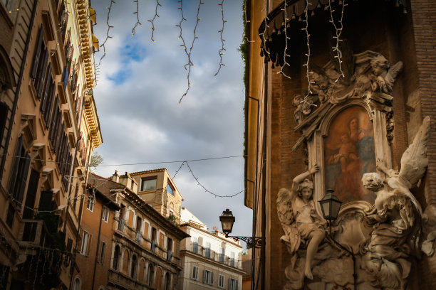 罗马街上的圣诞彩灯图片下载